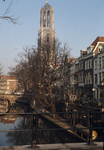 808866 Gezicht op de Oudegracht te Utrecht, vanaf de Hamburgerbrug, met op de achtergrond de Domtoren.